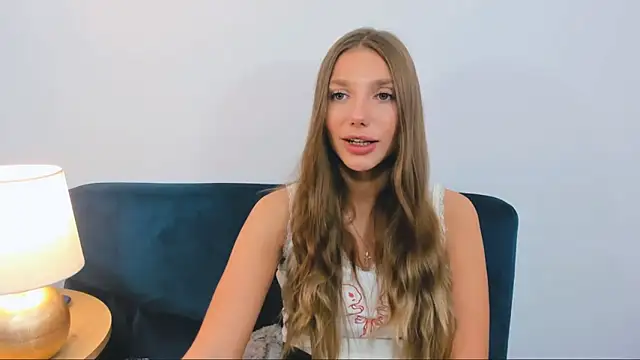 Snapshot of EmmaGorgeous chatting on 09-24-25, 05:27 EmmaGorgeous online show from 09-24-25, 05:27