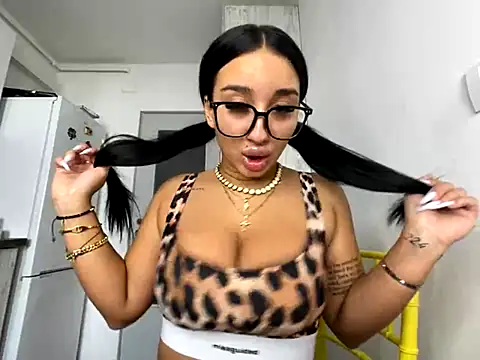 Snapshot of BlueEyes_BB chatting on 10-11-25, 12:58 BlueEyes BB online show from 10-11-25, 12:58