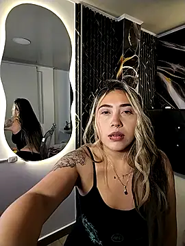 Snapshot of _ManuVeelez chatting on 10-08-25, 03:04 ManuVeelez online show from 10-08-25, 03:04