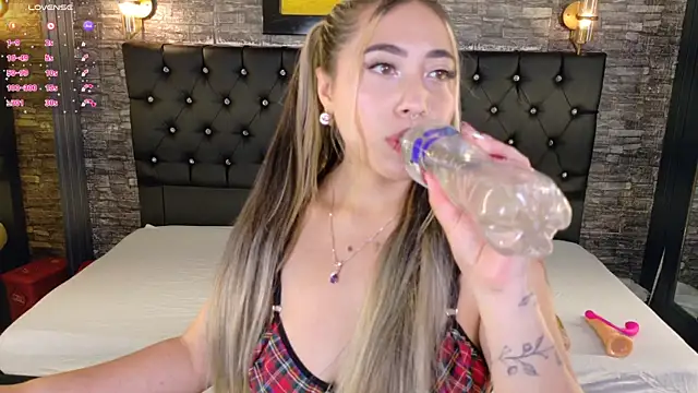 Snapshot of _ManuVeelez chatting on 10-21-25, 04:35 ManuVeelez online show from 10-21-25, 04:35