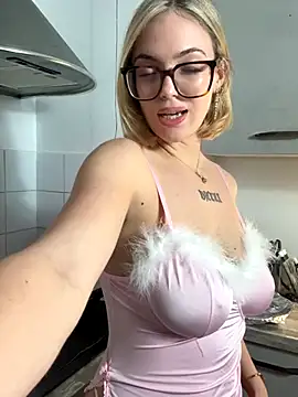 Snapshot of zoeypink chatting on 11-26-25, 06:31 zoeypink online show from 11-26-25, 06:31