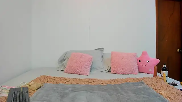 Snapshot of MiiaLane chatting on 09-20-25, 02:18 MiiaLane online show from 09-20-25, 02:18