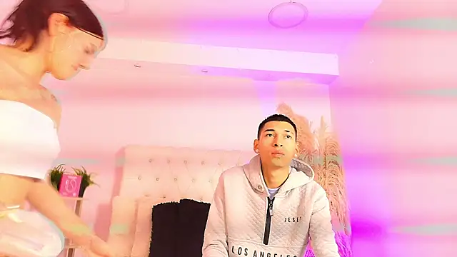 Snapshot of AmelieAndAce chatting on 11-20-25, 01:11 AmelieAndAce online show from 11-20-25, 01:11