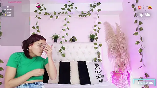 Snapshot of AmelieAndAce chatting on 12-05-25, 01:42 AmelieAndAce online show from 12-05-25, 01:42