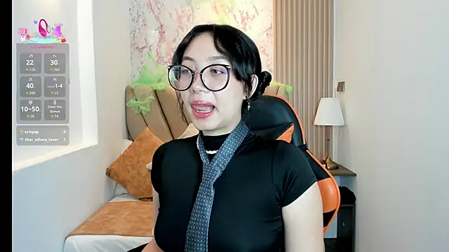 Yuna  Min online show from 10-31-25, 01:12