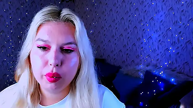 Snapshot of ChloeRicc chatting on 10-07-25, 08:22 ChloeRicc online show from 10-07-25, 08:22