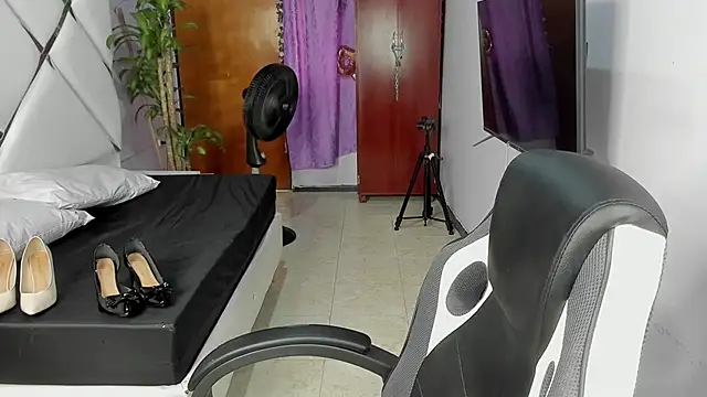 Snapshot of KikaDuque chatting on 09-26-25, 06:45 KikaDuque online show from 09-26-25, 06:45