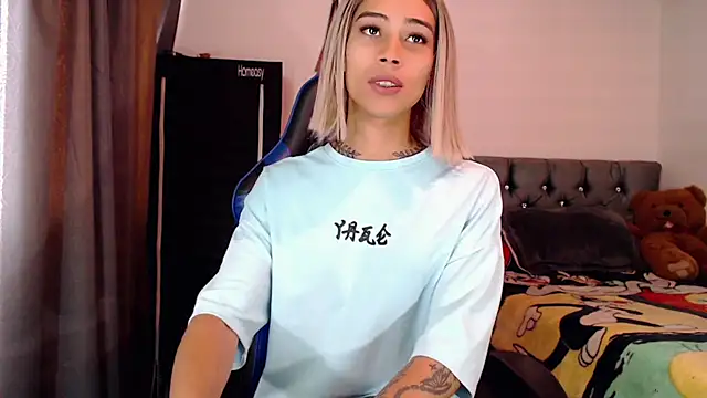 Snapshot of Sweet-Cris chatting on 09-29-25, 03:17 Sweet-Cris online show from 09-29-25, 03:17