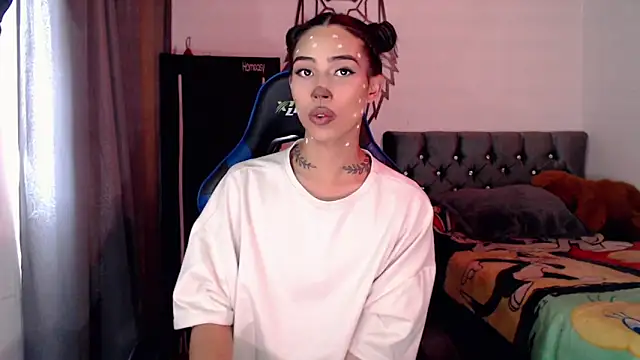 Snapshot of Sweet-Cris chatting on 10-21-25, 06:52 Sweet-Cris online show from 10-21-25, 06:52