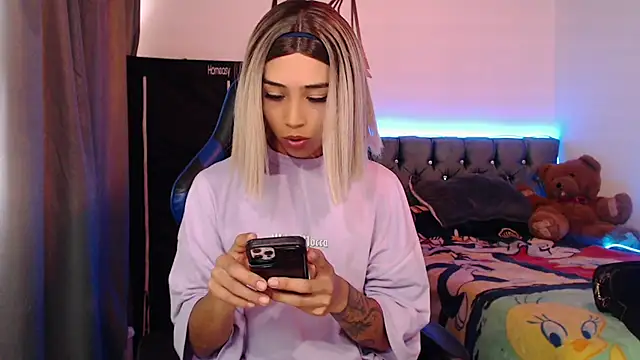 Snapshot of Sweet-Cris chatting on 10-29-25, 02:08 Sweet-Cris online show from 10-29-25, 02:08