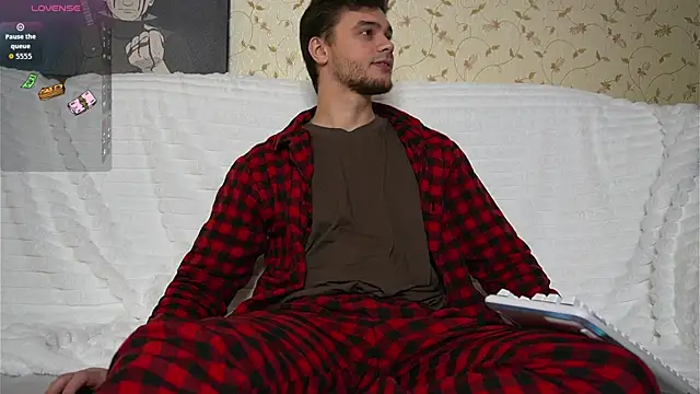 Snapshot of johnstoneisland chatting on 12-22-25, 09:17 johnstoneisland online show from 12-22-25, 09:17