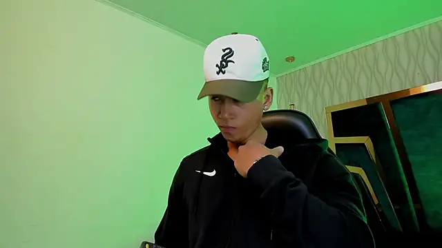 Snapshot of Draven_Marceaux chatting on 10-28-25, 11:25 Draven Marceaux online show from 10-28-25, 11:25