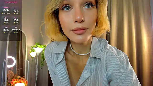 Snapshot of Ice_Strawberry chatting on 09-18-25, 02:13 Ice Strawberry online show from 09-18-25, 02:13