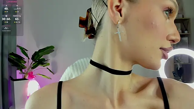 Ice Strawberry online show from 04-08-26, 01:49