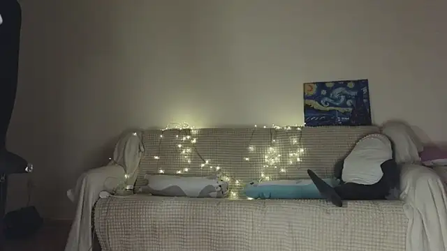 Snapshot of Pixxxis chatting on 10-21-25, 02:12 Pixxxis online show from 10-21-25, 02:12