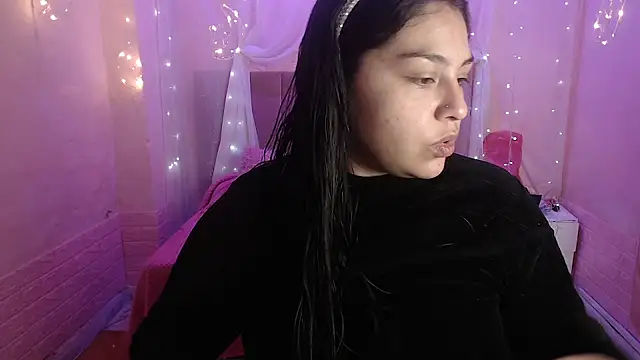 Snapshot of Aitana_200 chatting on 10-25-25, 01:18 Aitana 200 online show from 10-25-25, 01:18