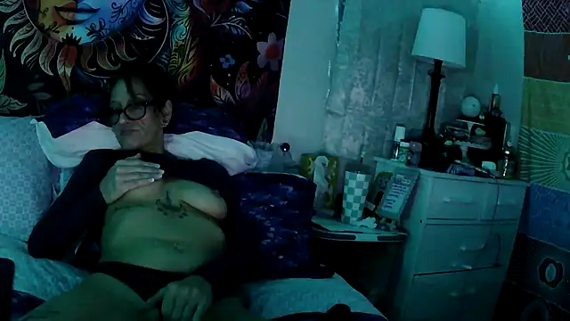 Snapshot of gypsyadventures1 chatting on 09-14-25, 05:17 gypsyadventures1 online show from 09-14-25, 05:17