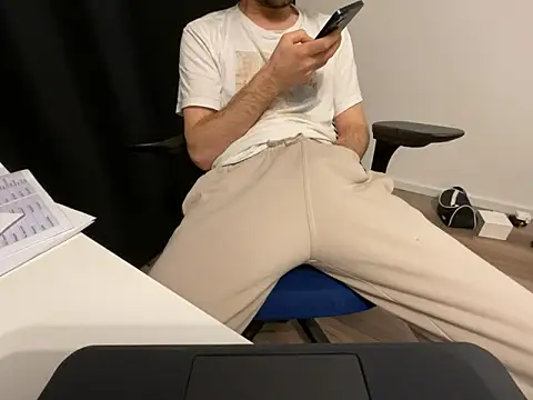 Frankieyyy1 online show from 04-10-26, 10:03