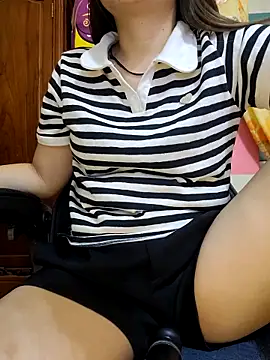 Snapshot of Bee_sweet chatting on 09-13-25, 04:18 Bee sweet online show from 09-13-25, 04:18