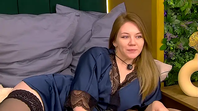 Snapshot of VeraHaze chatting on 11-11-25, 02:22 VeraHaze online show from 11-11-25, 02:22