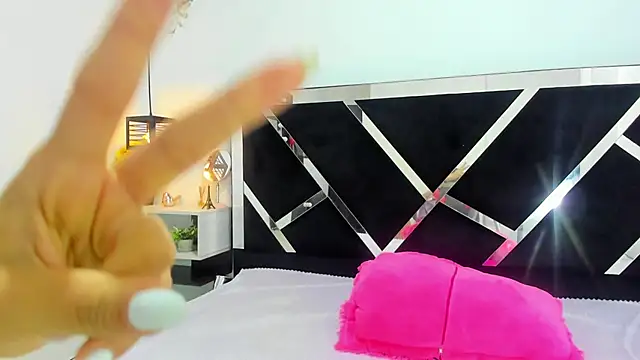 Snapshot of iisabella_noa chatting on 09-15-25, 12:38 iisabella noa online show from 09-15-25, 12:38