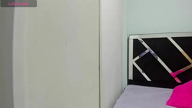 Snapshot of iisabella_noa chatting on 10-21-25, 01:45 iisabella noa online show from 10-21-25, 01:45