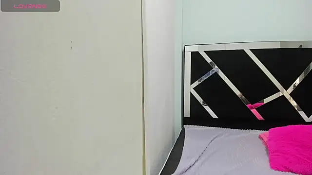 Snapshot of iisabella_noa chatting on 10-22-25, 01:11 iisabella noa online show from 10-22-25, 01:11