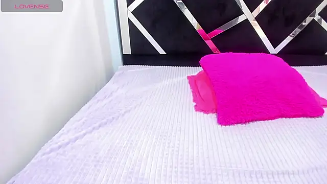 Snapshot of iisabella_noa chatting on 10-23-25, 01:32 iisabella noa online show from 10-23-25, 01:32