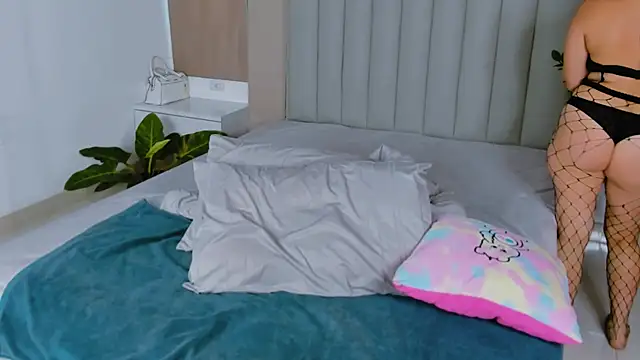 Juliamills online show from 04-25-26, 01:08