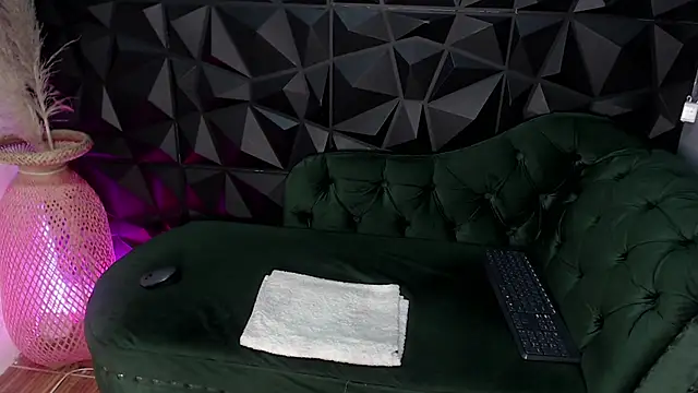 Snapshot of helenasaenz chatting on 10-23-25, 12:48 helenasaenz online show from 10-23-25, 12:48