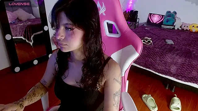 larah uwu online show from 09-21-25, 07:48