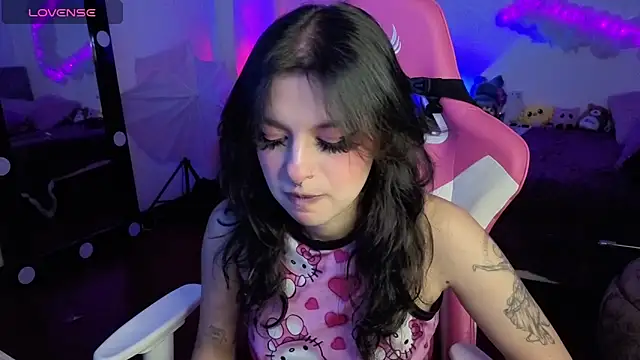 larah uwu online show from 11-22-25, 07:35