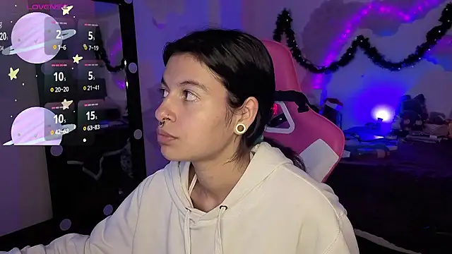 larah uwu online show from 01-06-26, 07:17