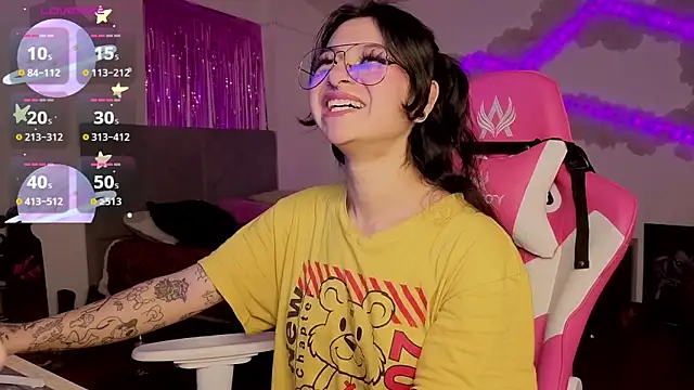 larah uwu online show from 04-14-26, 06:14