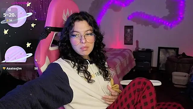 larah uwu online show from 04-28-26, 06:24