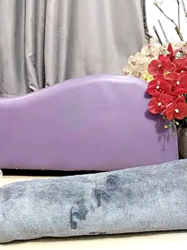 Snapshot of Jess-Thuy chatting on 10-18-25, 02:18 Jess-Thuy online show from 10-18-25, 02:18