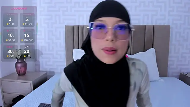 naishaa  online show from 12-19-25, 06:48