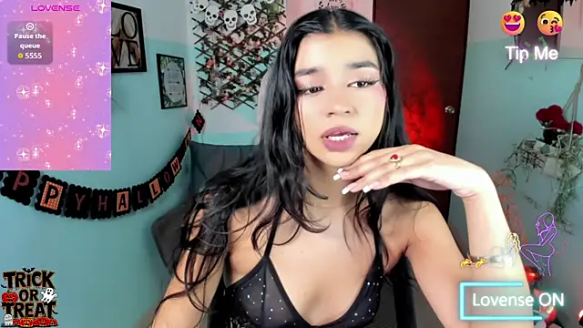 Snapshot of Elsa_Pataky chatting on 10-31-25, 02:18 Elsa Pataky online show from 10-31-25, 02:18