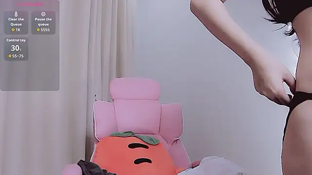 Snapshot of Miu-999 chatting on 10-13-25, 02:11 Miu-999 online show from 10-13-25, 02:11