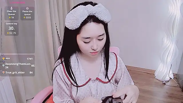 Snapshot of Miu-999 chatting on 10-13-25, 02:17 Miu-999 online show from 10-13-25, 02:17