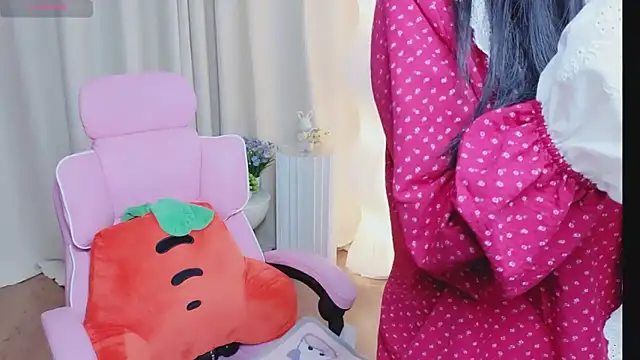 Snapshot of Miu-999 chatting on 12-18-25, 02:06 Miu-999 online show from 12-18-25, 02:06