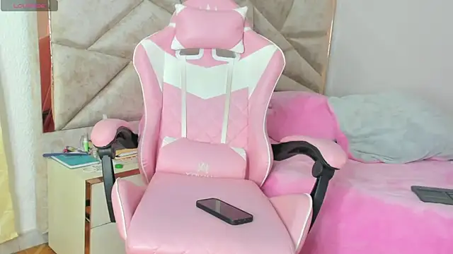 Snapshot of kendal_hot01 chatting on 10-05-25, 10:51 kendal hot01 online show from 10-05-25, 10:51