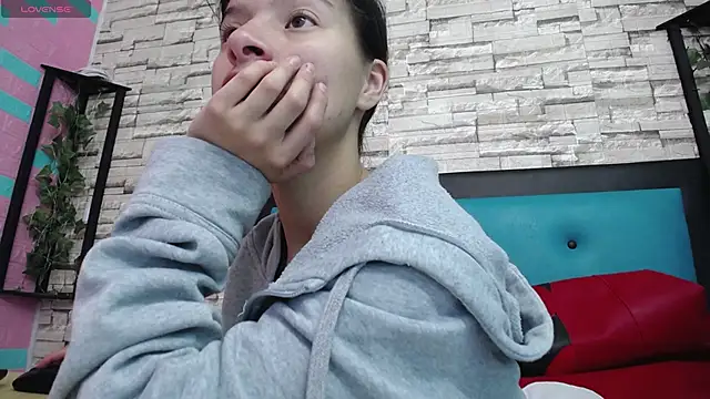 Snapshot of maily_can chatting on 09-10-25, 01:11 maily can online show from 09-10-25, 01:11