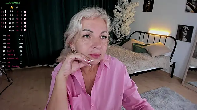 Snapshot of LiliaMoons chatting on 09-09-25, 11:21 LiliaMoons online show from 09-09-25, 11:21