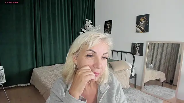 Snapshot of LiliaMoons chatting on 10-13-25, 11:32 LiliaMoons online show from 10-13-25, 11:32