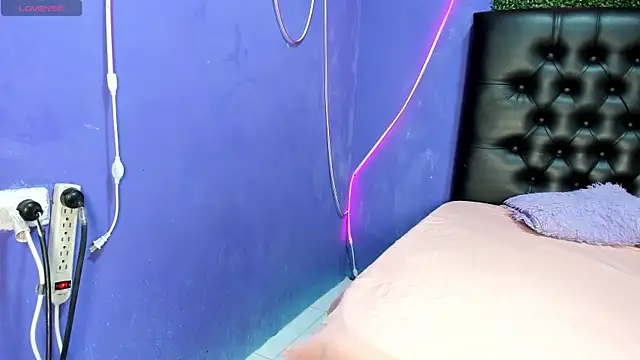 Laurahot 69 online show from 10-30-25, 02:18