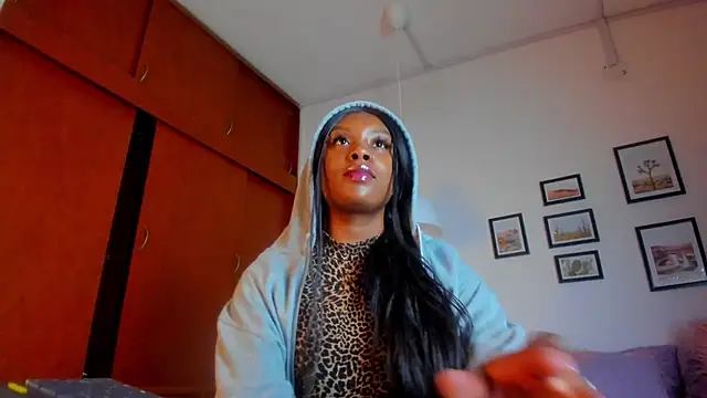 Coco joness online show from 11-12-25, 07:46