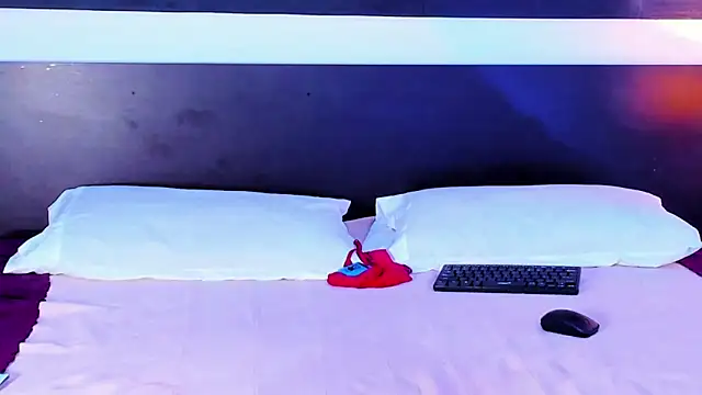 Snapshot of Bela_Jones chatting on 11-16-25, 04:01 Bela Jones online show from 11-16-25, 04:01