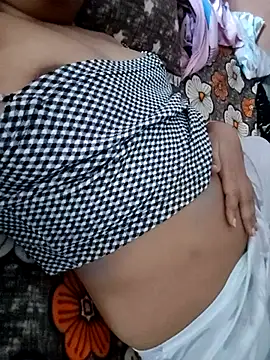 Snapshot of USER-MAYA chatting on 09-10-25, 06:46 USER-MAYA online show from 09-10-25, 06:46