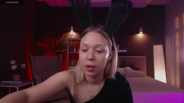 Pooja Hegde online show from 09-26-25, 01:09